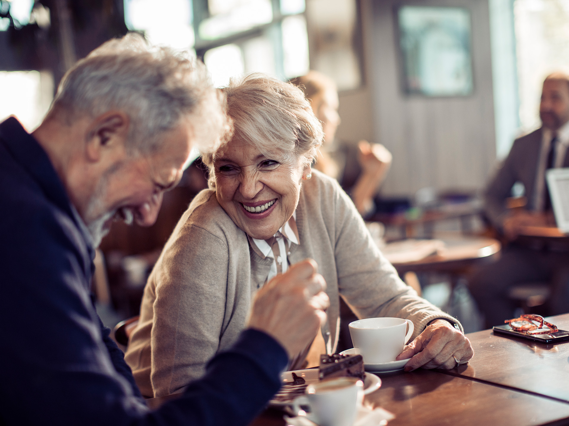 Mann und Frau, Café, Lachen, Gespräch, Besuch