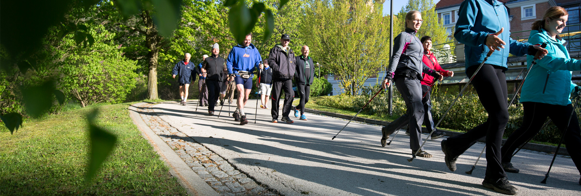 Wanderergruppe auf Gehweg